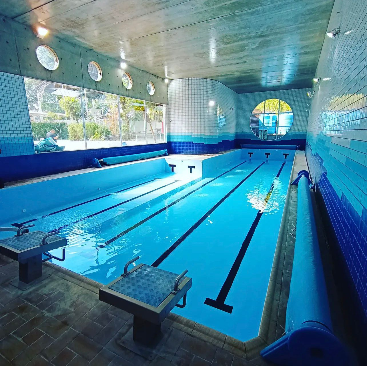 Piscina interna para uso esportivo e conforto